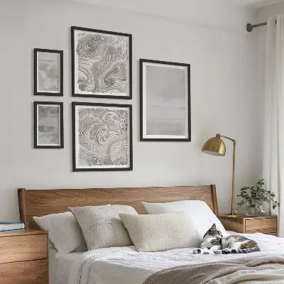 Pared galería de arte con texturas desgastadas de estilo moderno