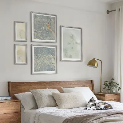 Pared galería de arte con texturas de pintura de acuarela en tonos pastel