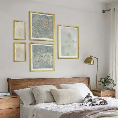 Pared galería de arte con texturas de pintura de acuarela en tonos pastel