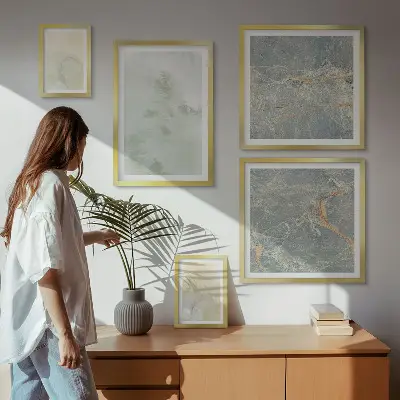 Pared galería de arte con texturas de pintura de acuarela en tonos pastel