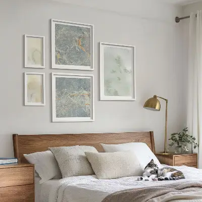 Pared galería de arte con texturas de pintura de acuarela en tonos pastel