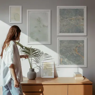 Pared galería de arte con texturas de pintura de acuarela en tonos pastel