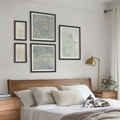 Pared galería de arte con texturas de pintura de acuarela en tonos pastel