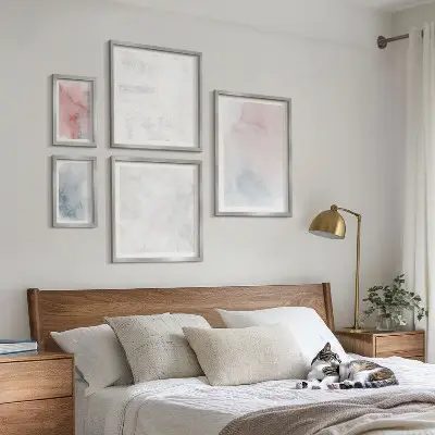 Pared galería de arte con diseño de texturas de acuarela en tonos pastel