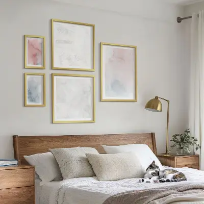 Pared galería de arte con diseño de texturas de acuarela en tonos pastel