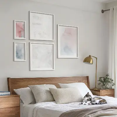 Pared galería de arte con diseño de texturas de acuarela en tonos pastel