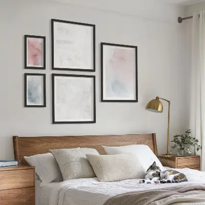Pared galería de arte con diseño de texturas de acuarela en tonos pastel
