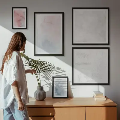 Pared galería de arte con diseño de texturas de acuarela en tonos pastel