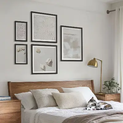 Pared galería de arte con textura bohemia de arenisca