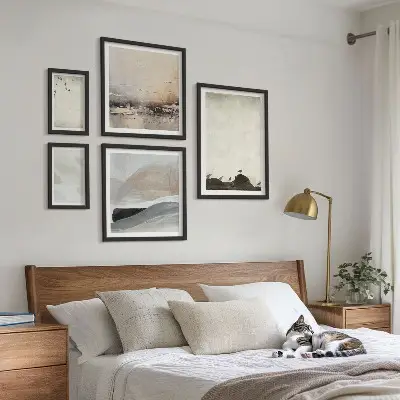 Pared galería de arte decoración con pájaros, rocas y pinceladas