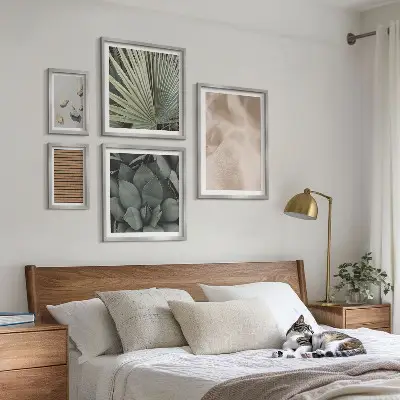 Pared galería de arte con texturas de tela, madera y piedras