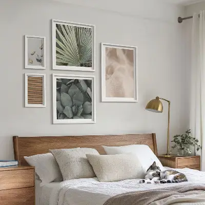 Pared galería de arte con texturas de tela, madera y piedras