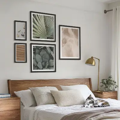 Pared galería de arte con texturas de tela, madera y piedras