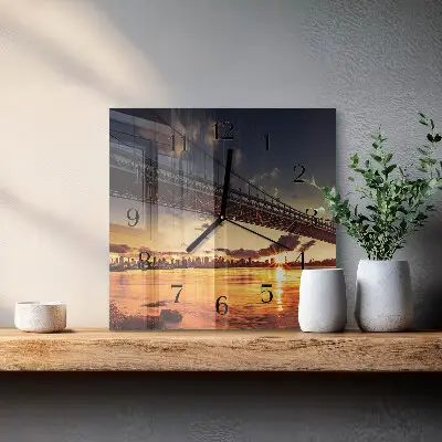Reloj cuadrado Puente sobre el río