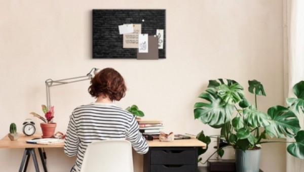 ¿Qué poner en la pared al lado de tu escritorio? Guía