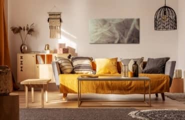 Una sala de estar de estilo boho: arreglos e inspiraciones para una metamorfosis artística de un interior