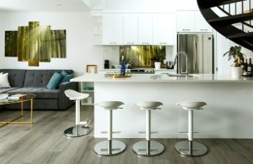 ¿Cómo arreglar una sala de estar con cocina?