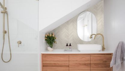 ¿Cómo proteger las paredes del baño en lugar de los tradicionales azulejos?