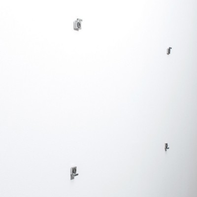 La imagen se puede montar con cuatro perchas. Colgadores de espejo montados en la pared