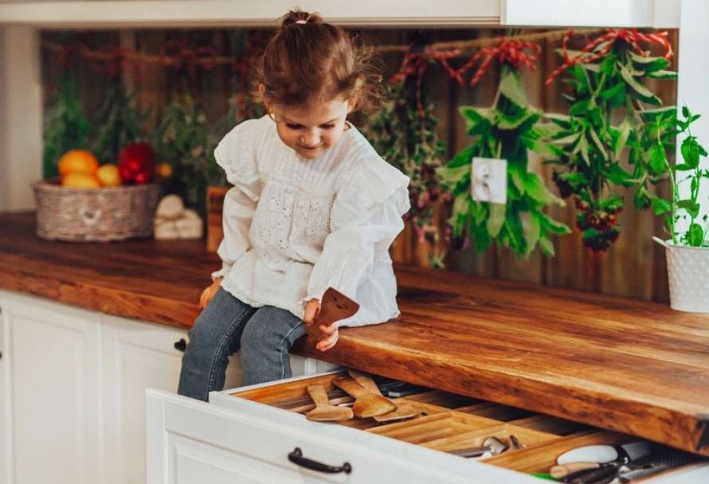 ¿Qué hay encima del mostrador de la cocina?