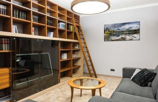 ¿Cómo elegir adornos para las estanterías del salón? Ideas para un proyecto exitoso