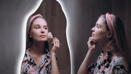 ¿Cómo ampliar ópticamente un baño pequeño sin ventana?